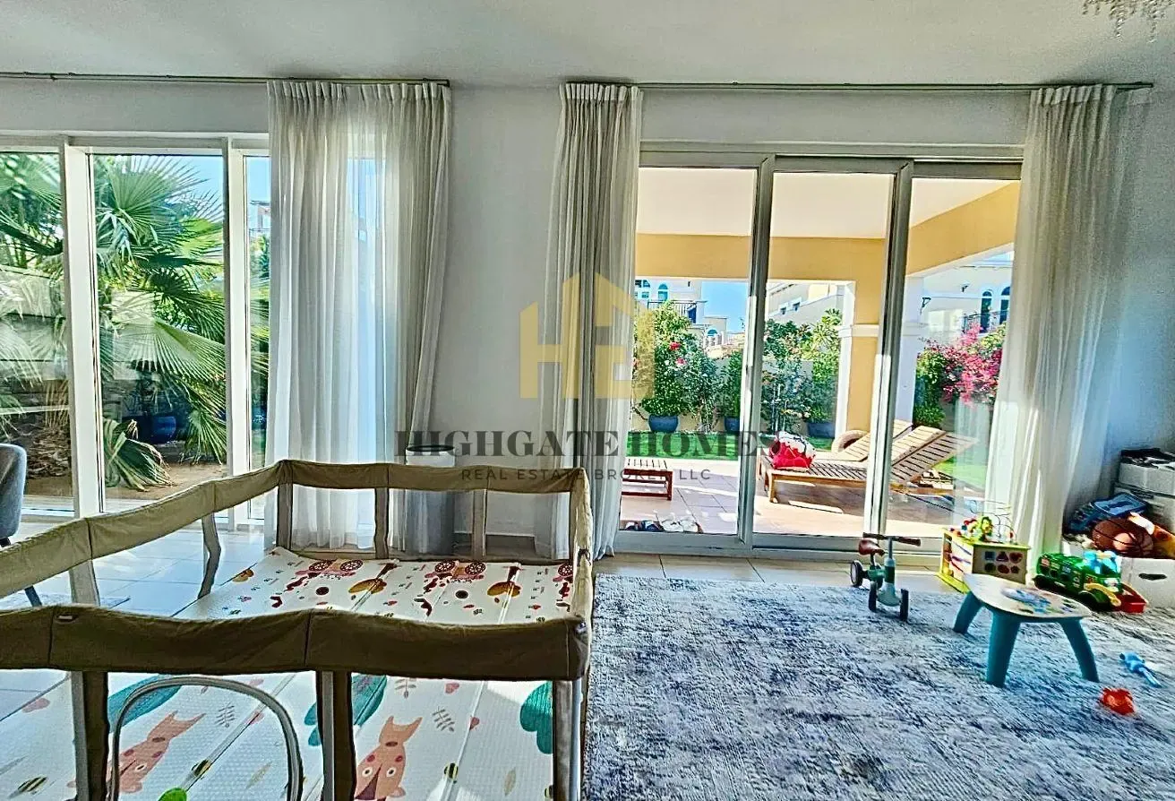 Stunning Corner 4BR Nova Villa |  Huge Garden