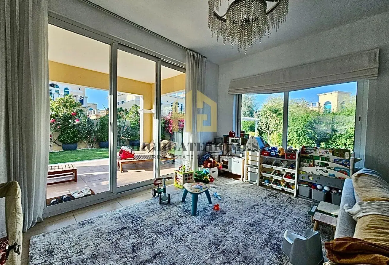 Stunning Corner 4BR Nova Villa |  Huge Garden