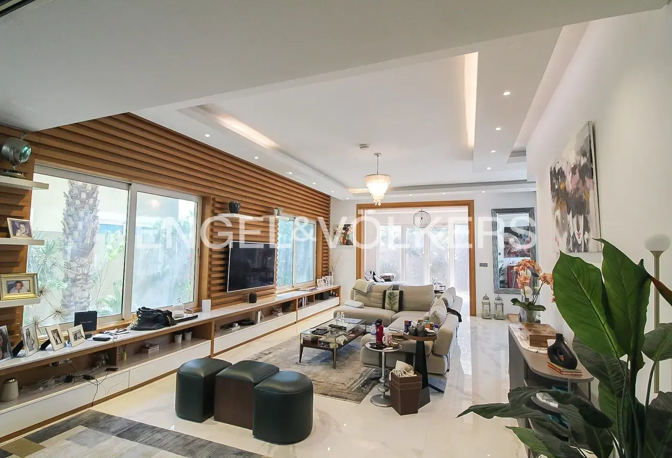 Single Row | Upgraded Interior | Vacant Late Sept