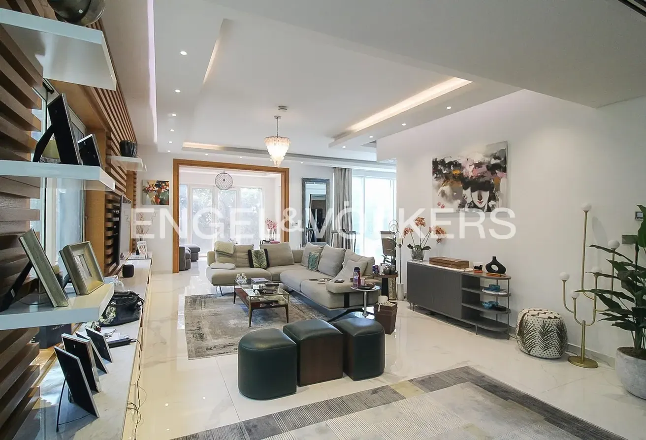Single Row | Upgraded Interior | Vacant Late Sept