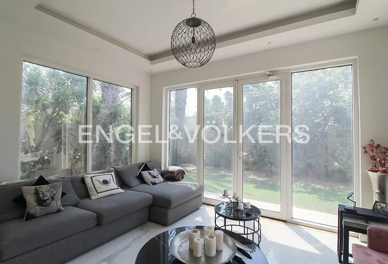 Single Row | Upgraded Interior | Vacant Late Sept