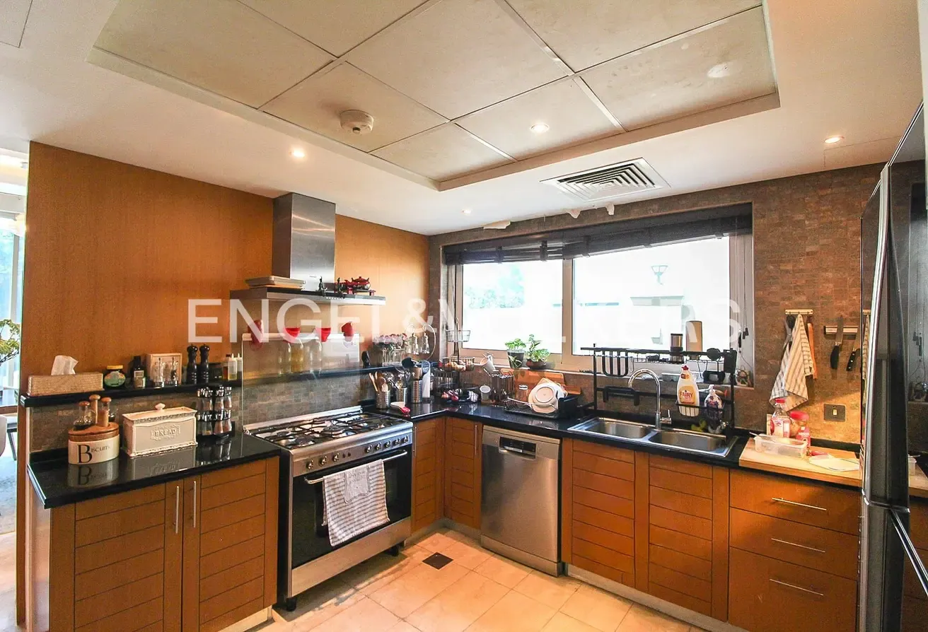 Single Row | Upgraded Interior | Vacant Late Sept