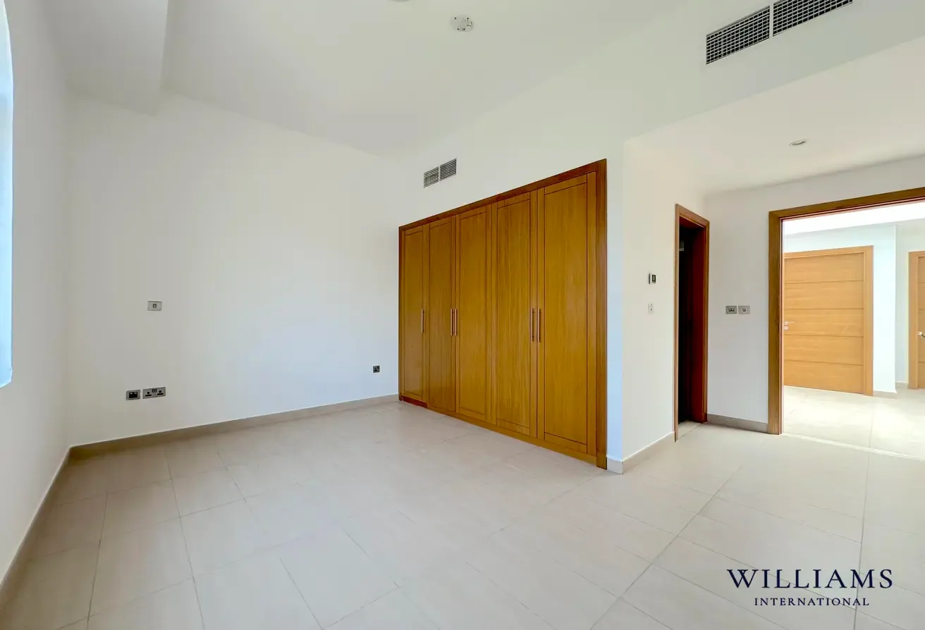 LARGE 7,800 PLOT | CORNER SINGLE ROW | VACANT NOW