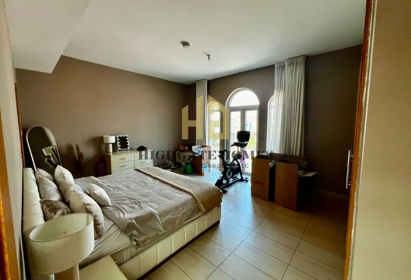 Vacant | Near Park | Single Row | Flexible Viewing