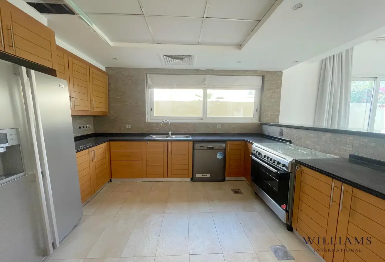 4 BED | BIG PLOT | POOL | VACANT