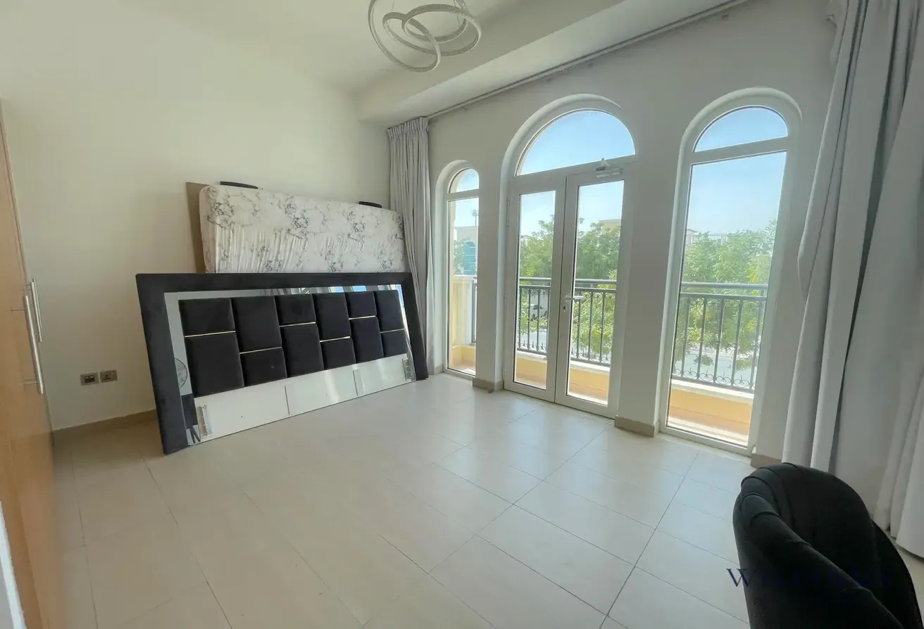 4 BED | BIG PLOT | POOL | VACANT