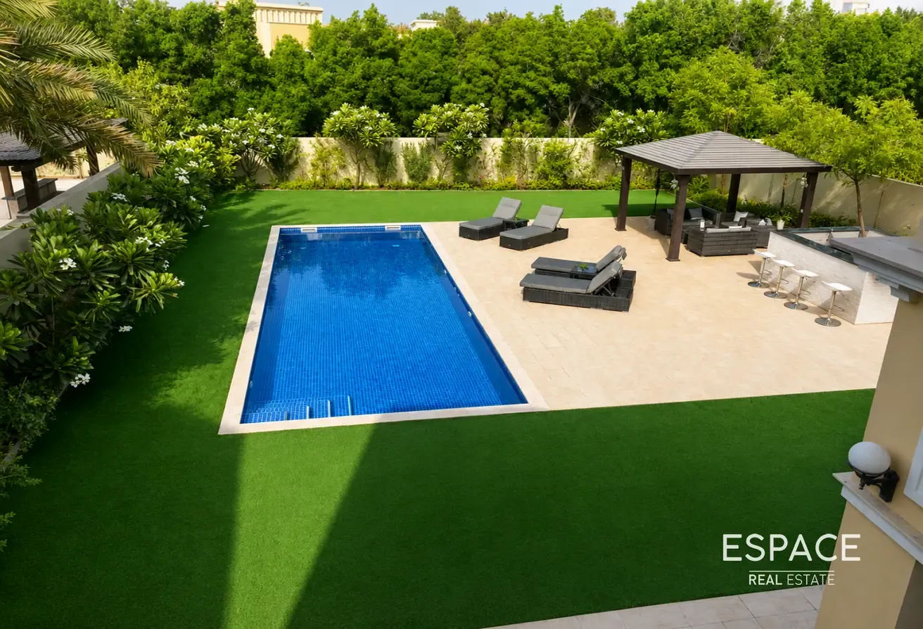 Single Row | Well Maintained | Private Pool