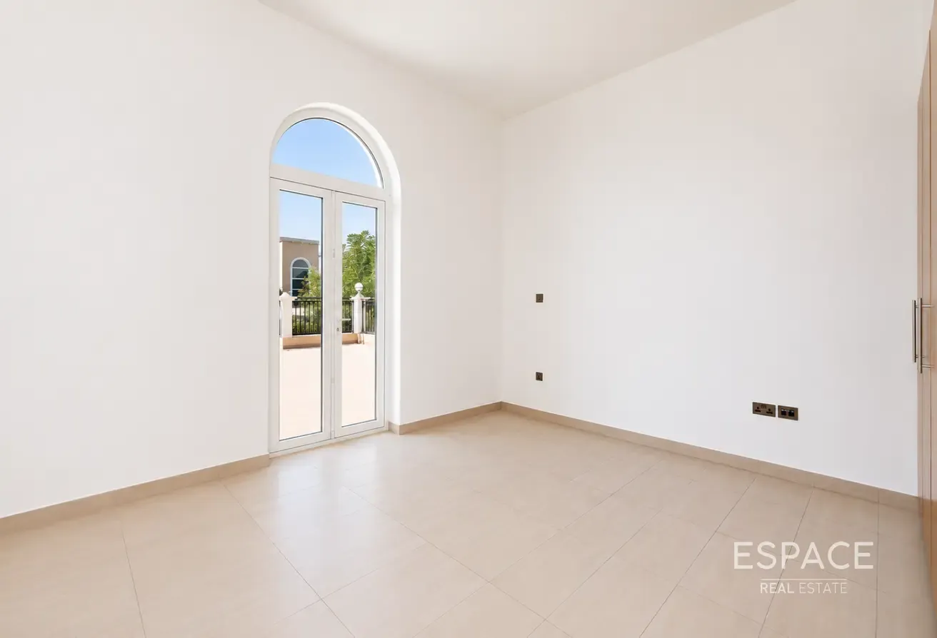 Single Row | Well Maintained | Private Pool