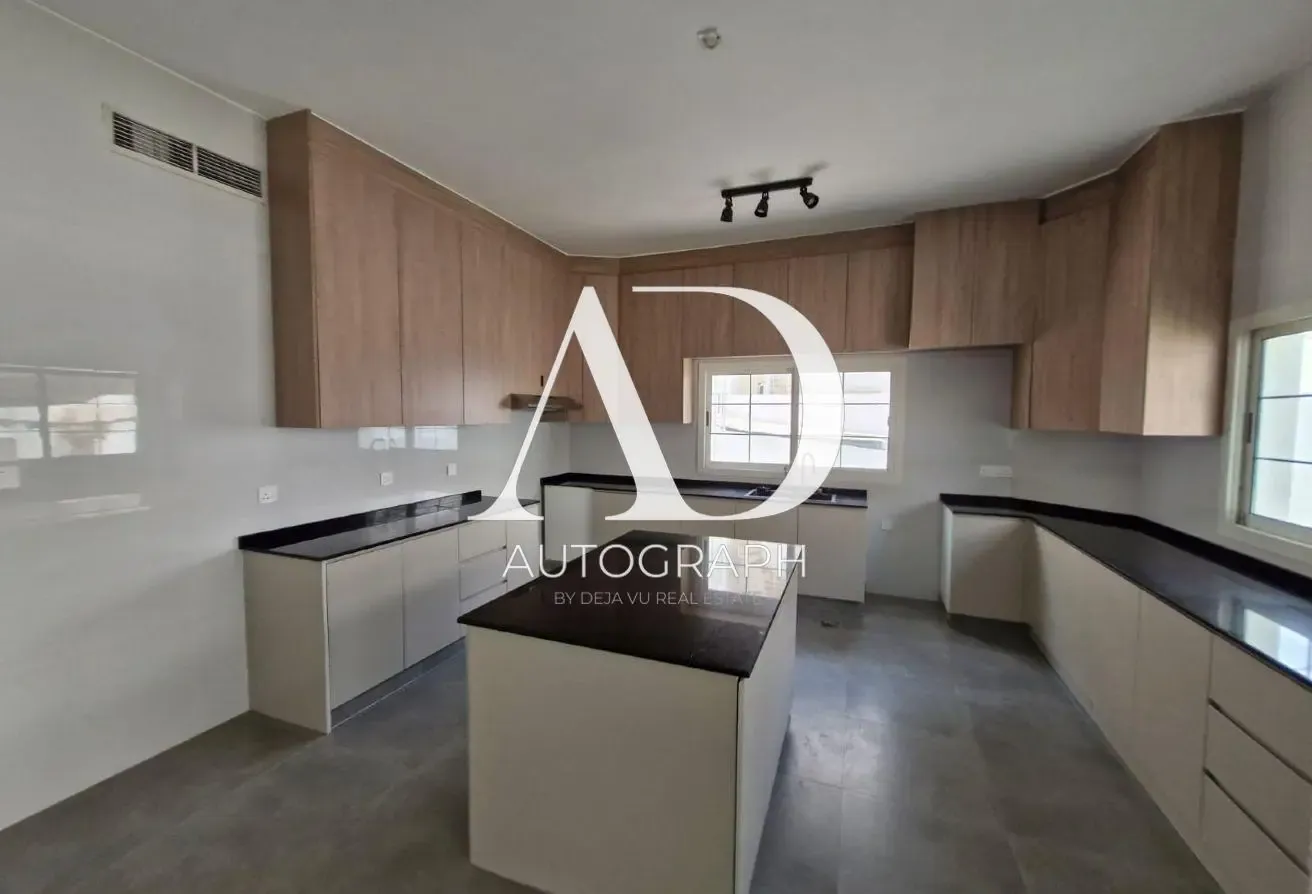 Modern Design | 4 Bed New Refurbished With Pool