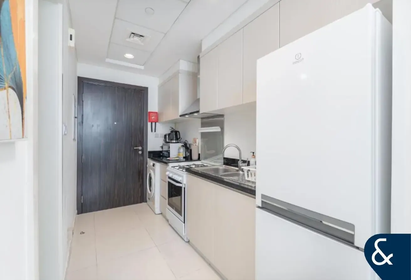 Studio | Upgraded Bathroom | Furnished