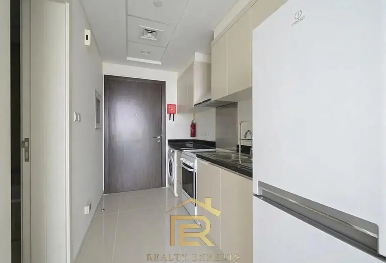 Furnished Studio | Carson | Balcony Golf