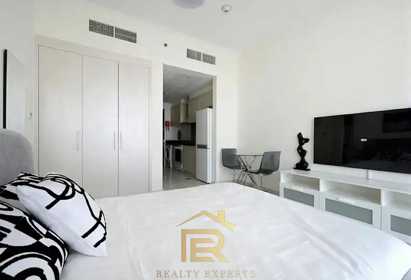 Furnished Studio | Carson | Balcony Golf