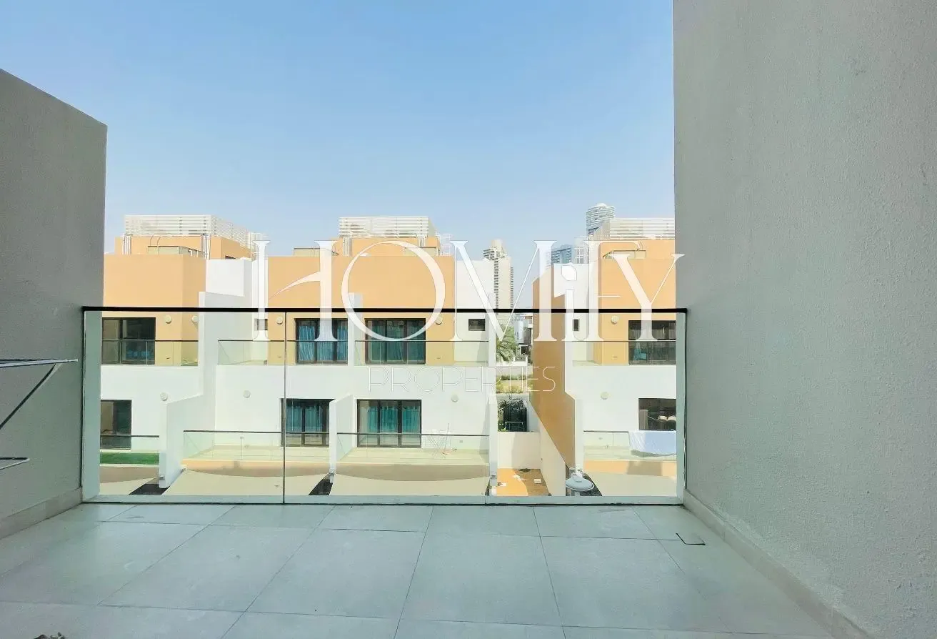 HUGE LAYOUT | 12 CHEQUES | POOL VIEW