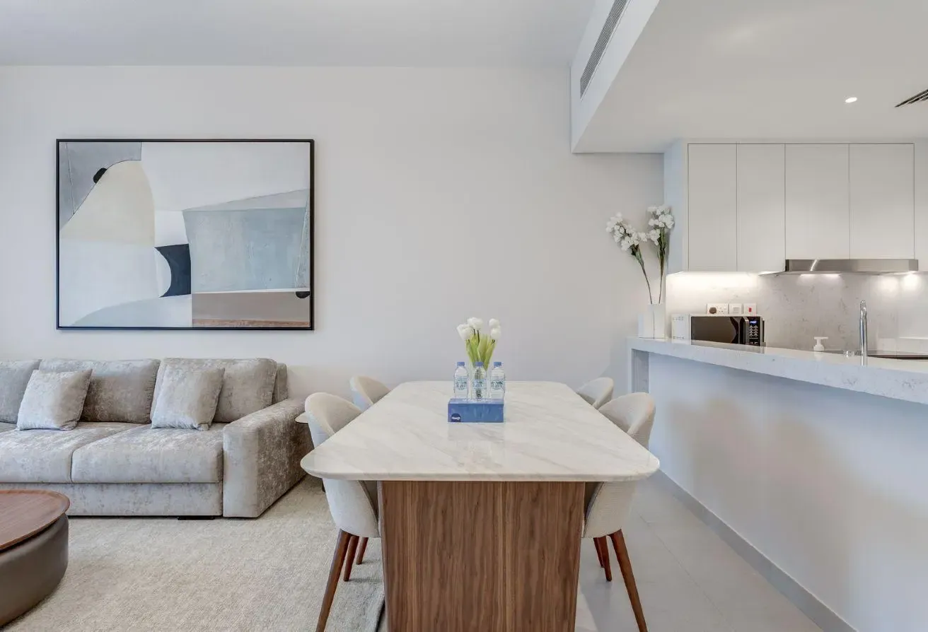 Fully Furnished l Stylish Unit l Great Amenities