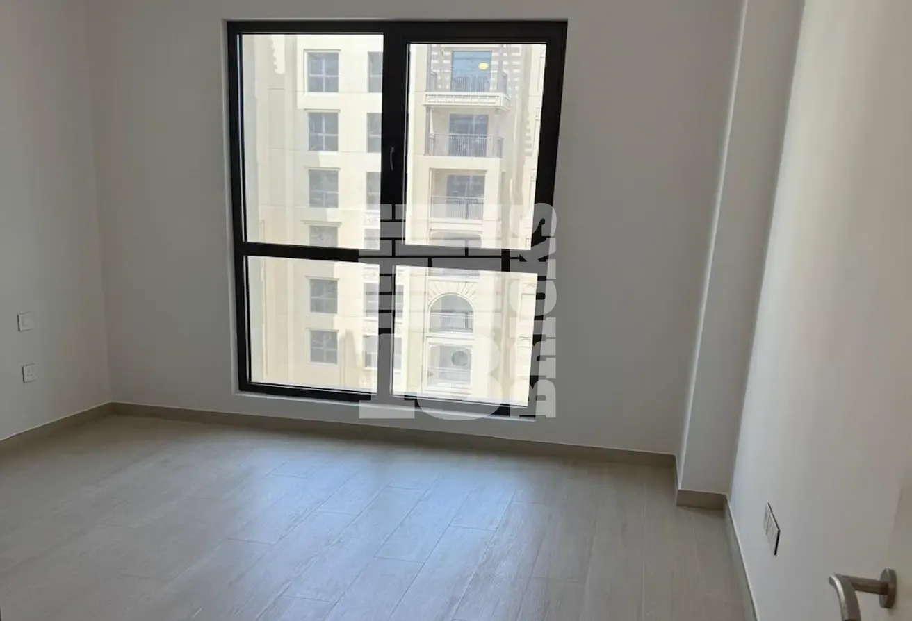 Pool & Skyline View | Mid floor | Ready to move-in