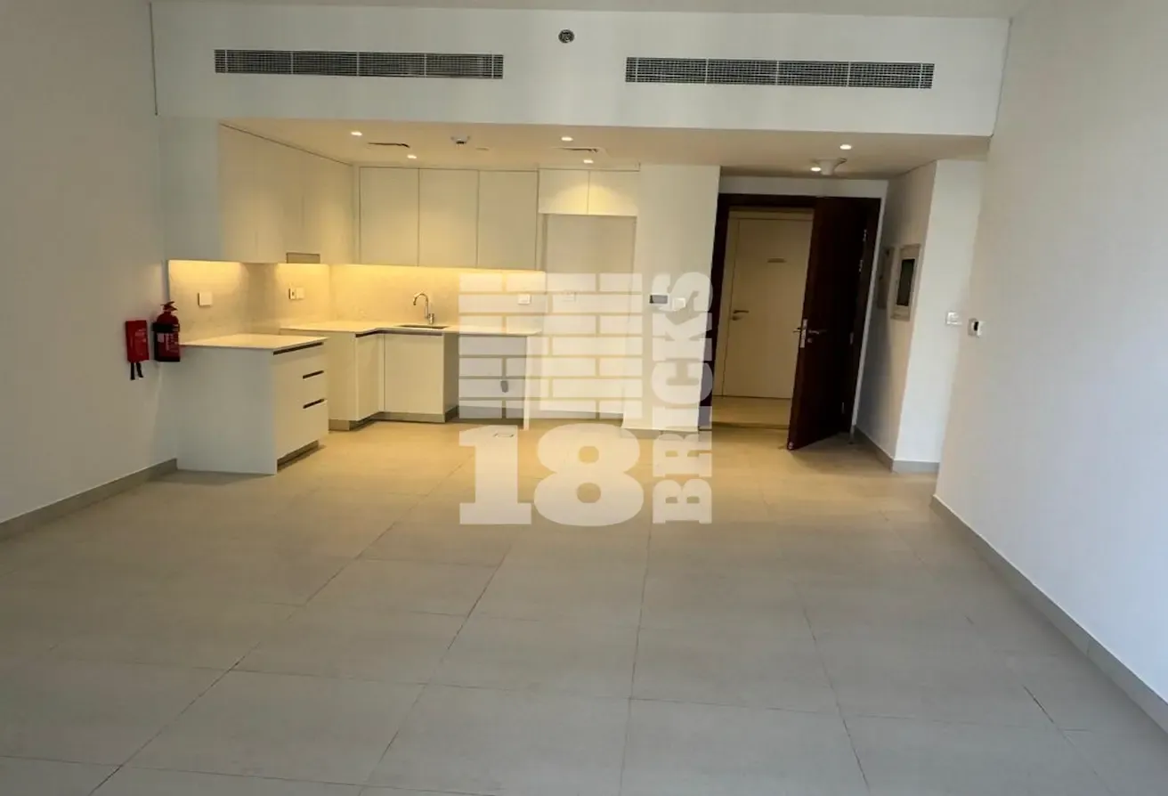 Pool & Skyline View | Mid floor | Ready to move-in