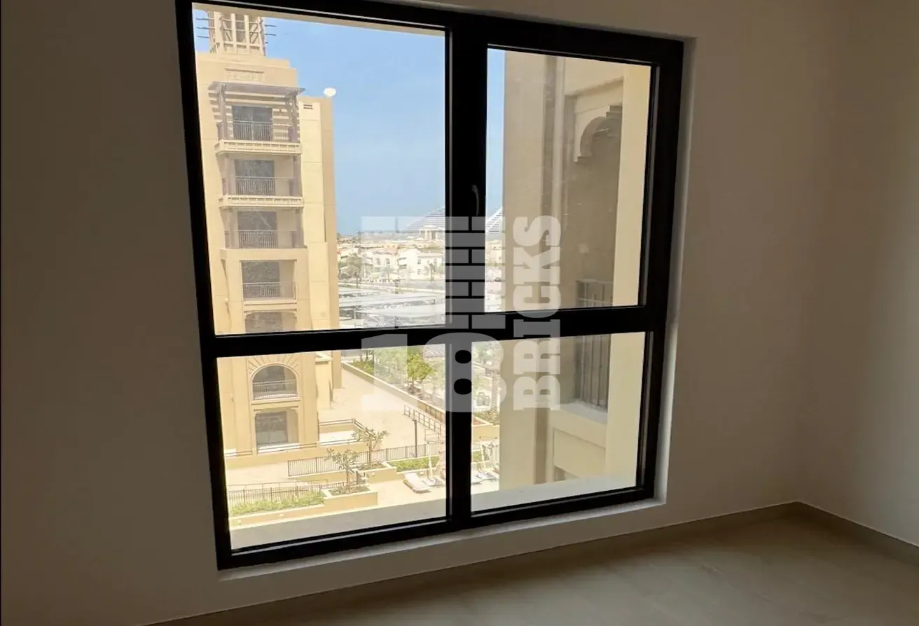 Pool & Skyline View | Mid floor | Ready to move-in