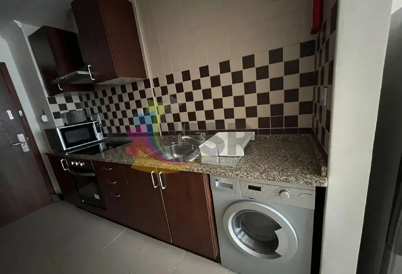 UNFURNISHED STUDIO CLOSE TO METRO END OF JULY 50K
