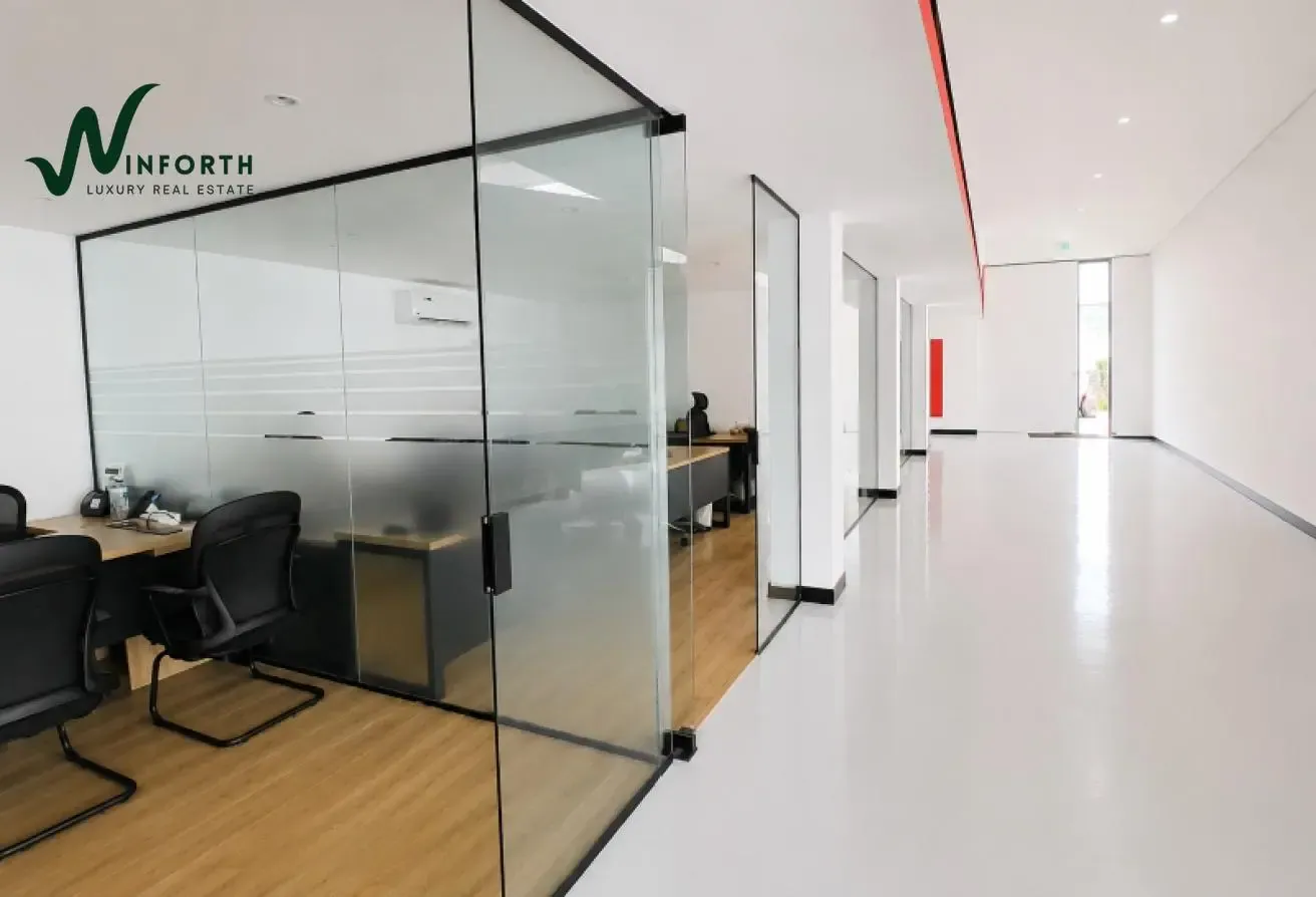 Road-Facing Showroom and 5 Warehouses | High ROI