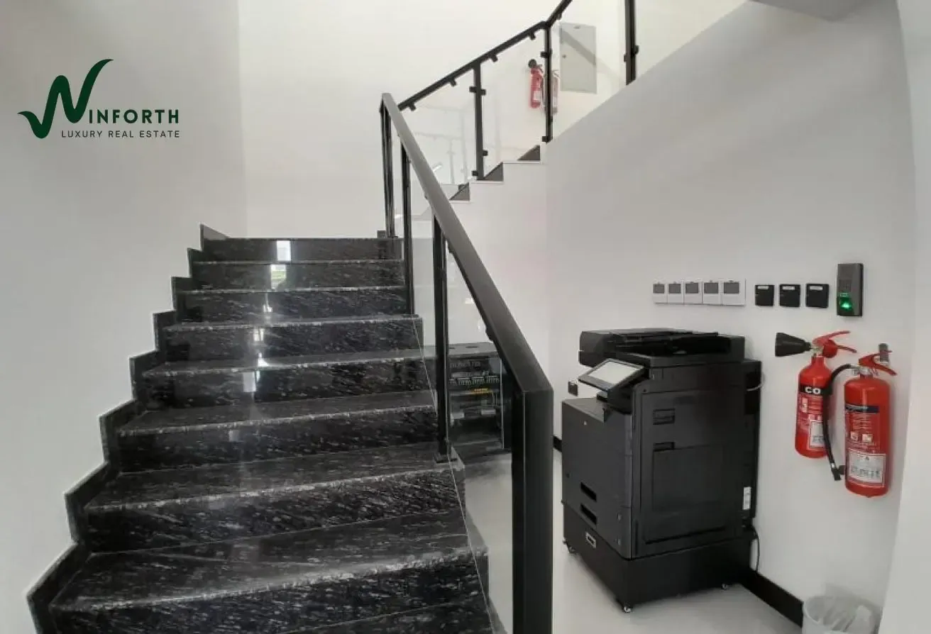 Road-Facing Showroom and 5 Warehouses | High ROI