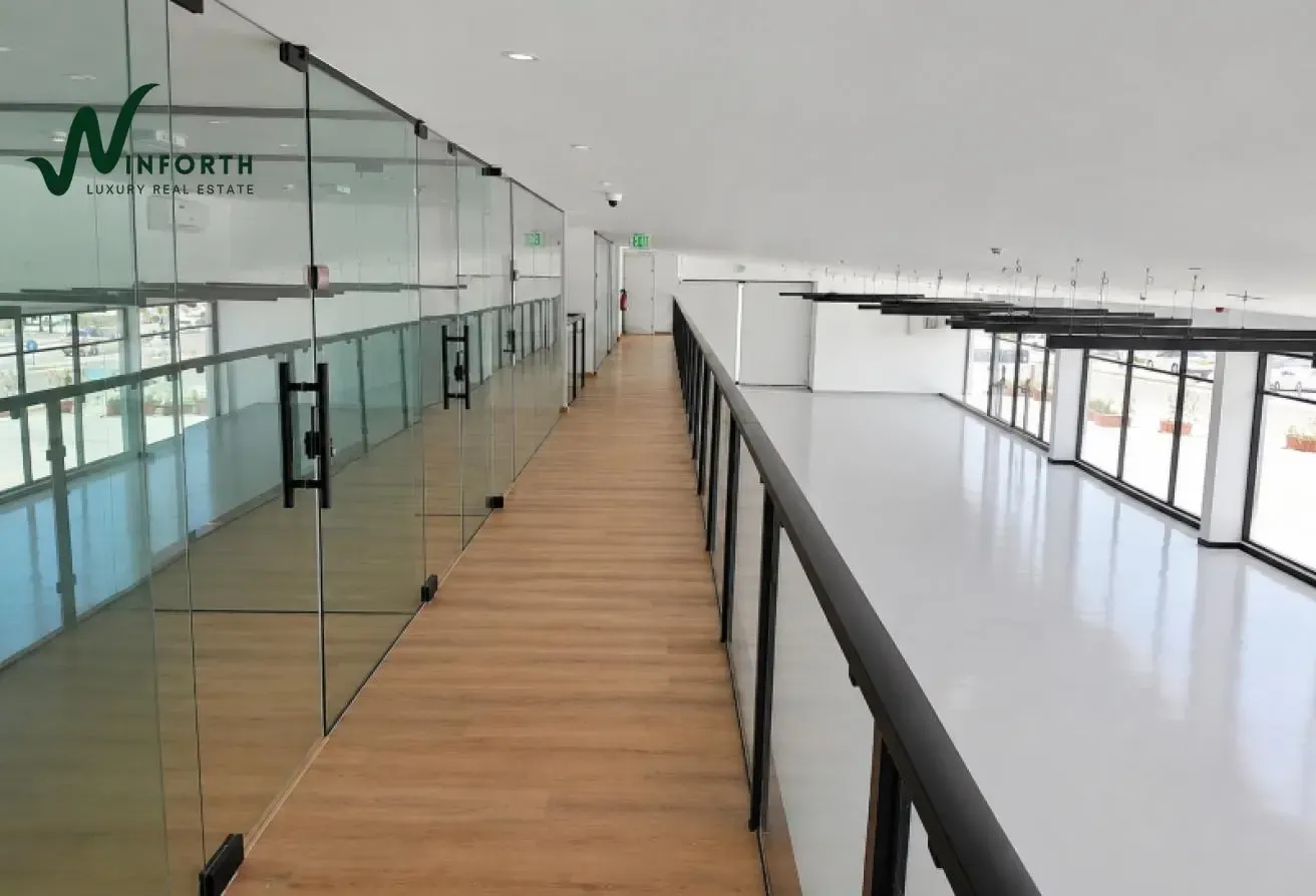 Road-Facing Showroom and 5 Warehouses | High ROI