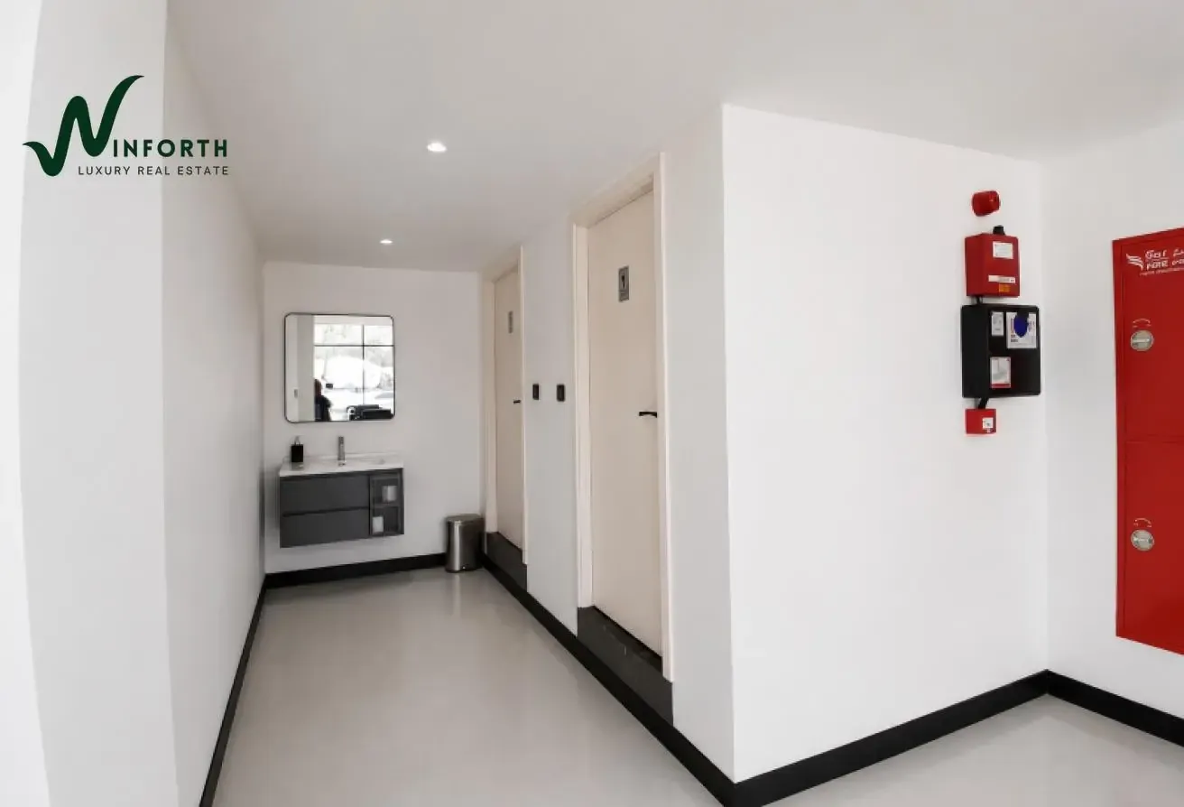 Road-Facing Showroom and 5 Warehouses | High ROI