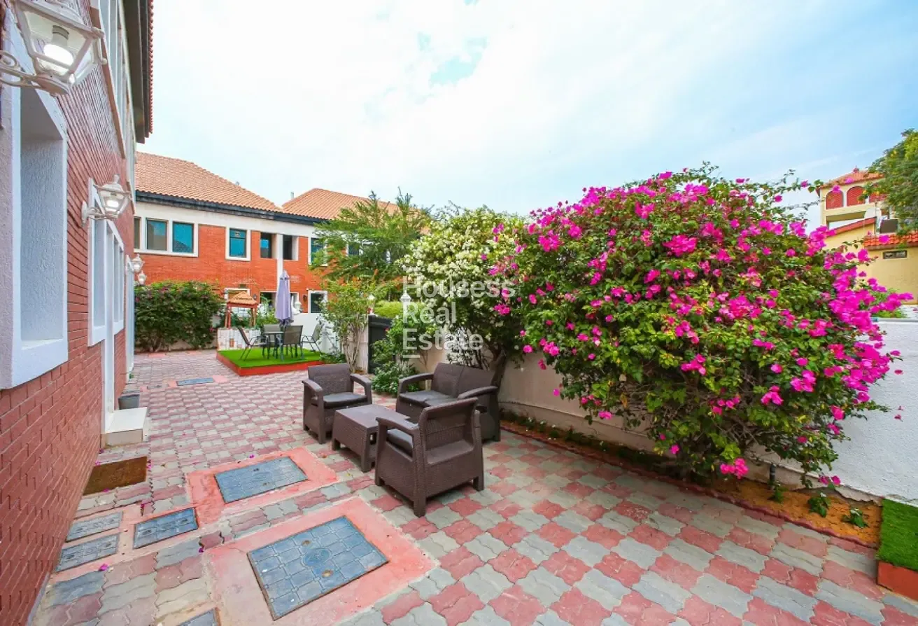 Bright Living|Private Jacuzzi and Garden|Vacant