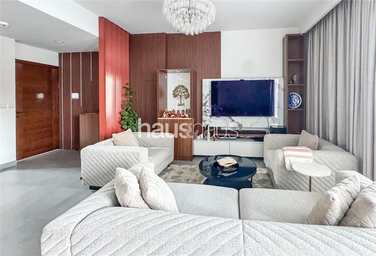 Single Row I Next to Park & Pool I Furnished
