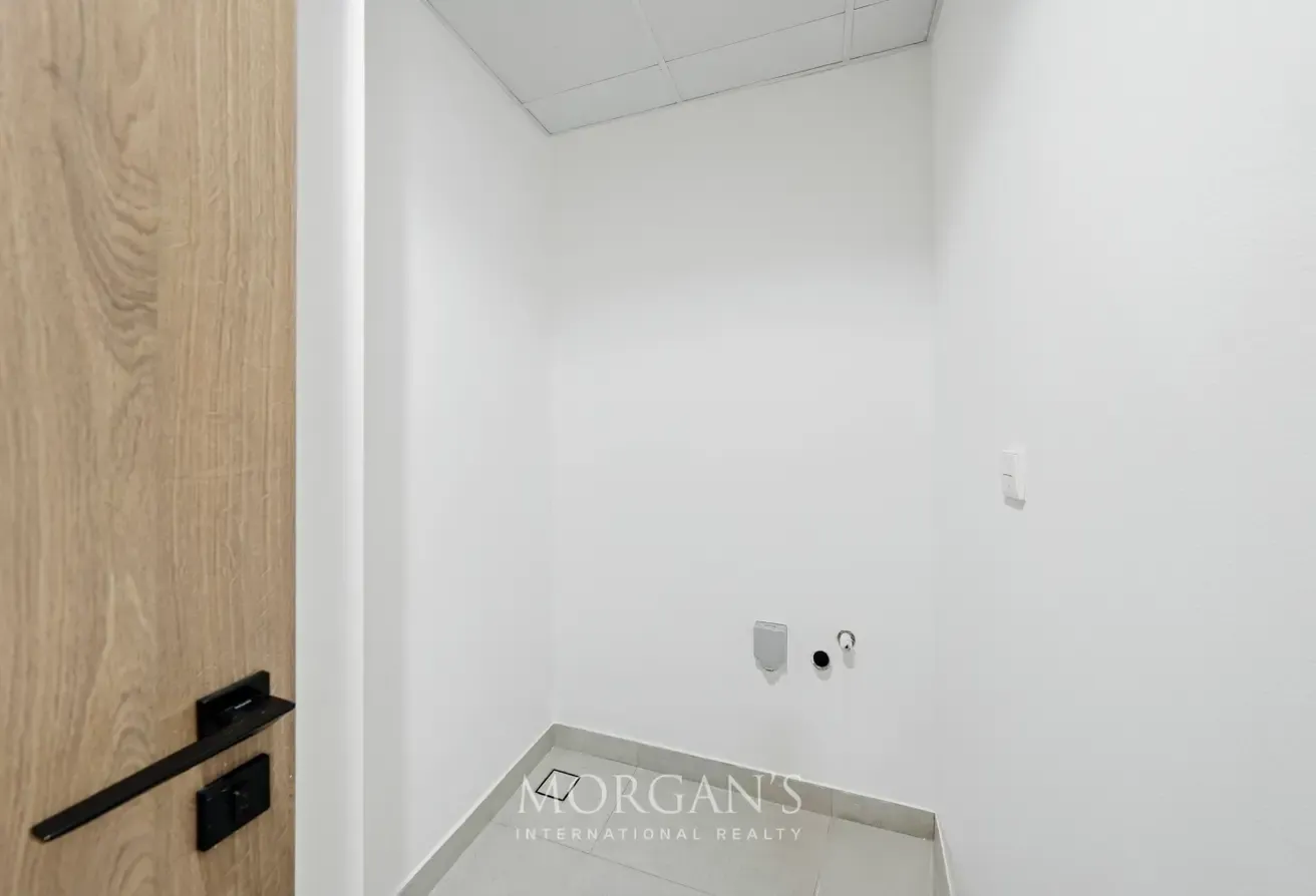 Spacious 1BR +Storage | Vacant | Burj View