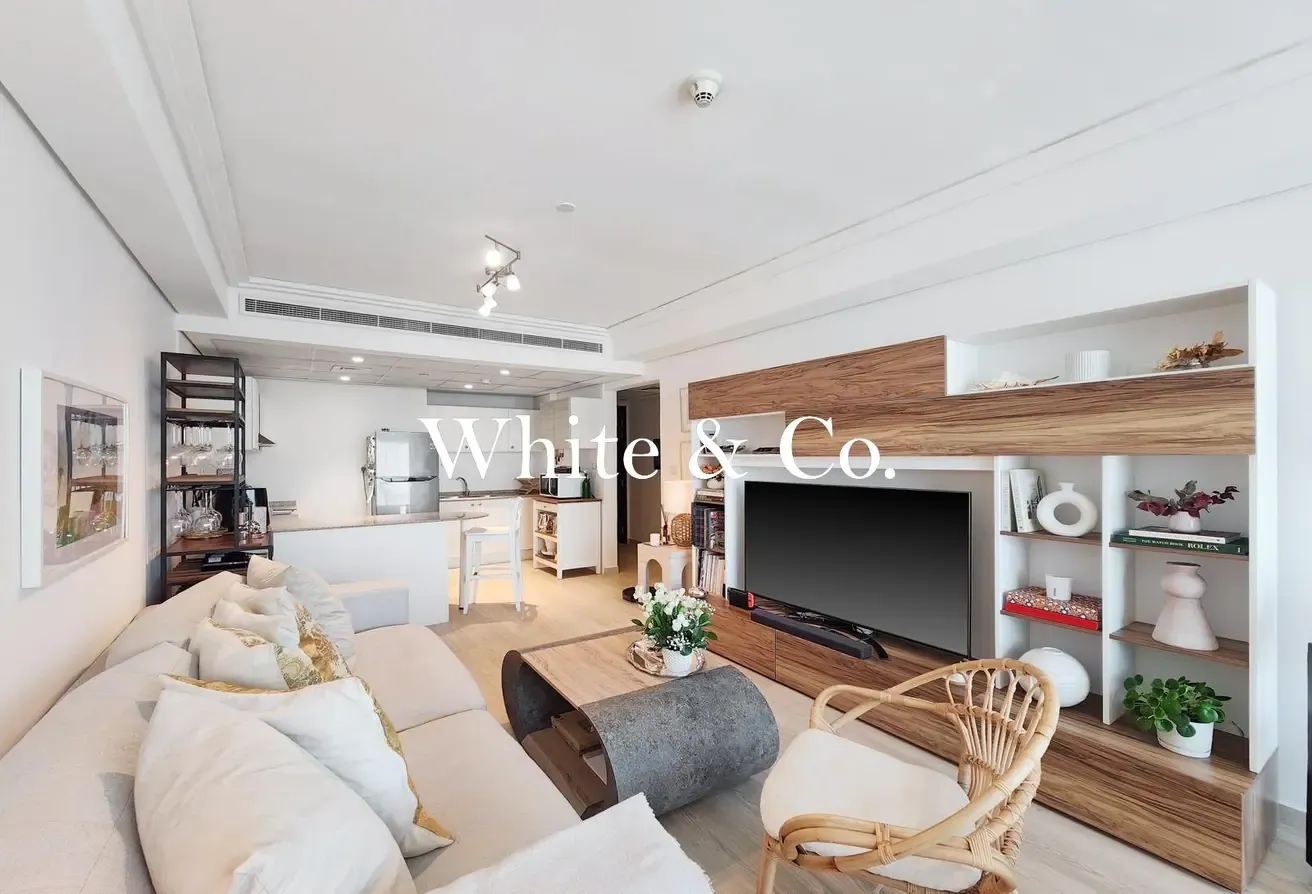 Upgraded unit | High Floor | Lake View