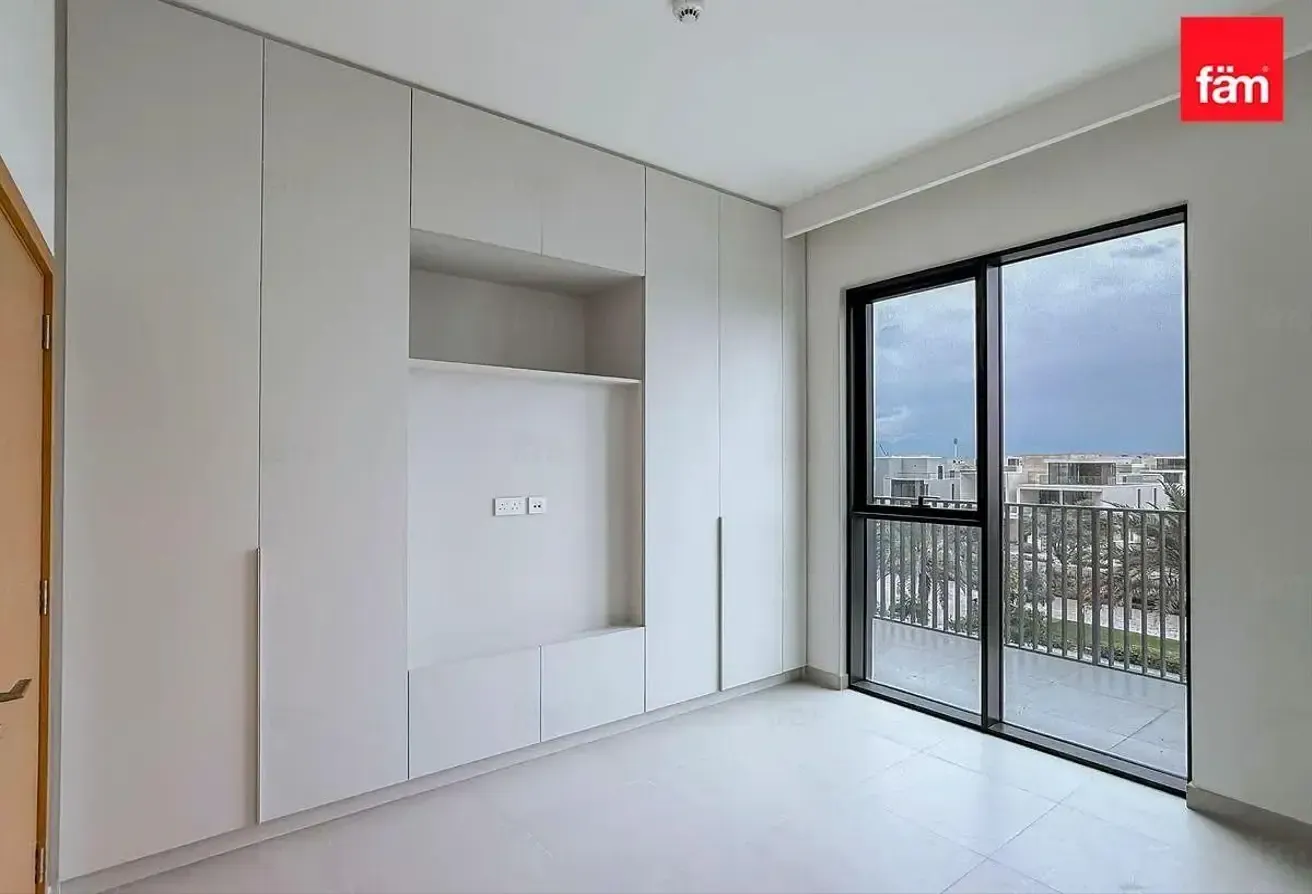 Vacant | Brand New | Chiller Free | Close To Mall