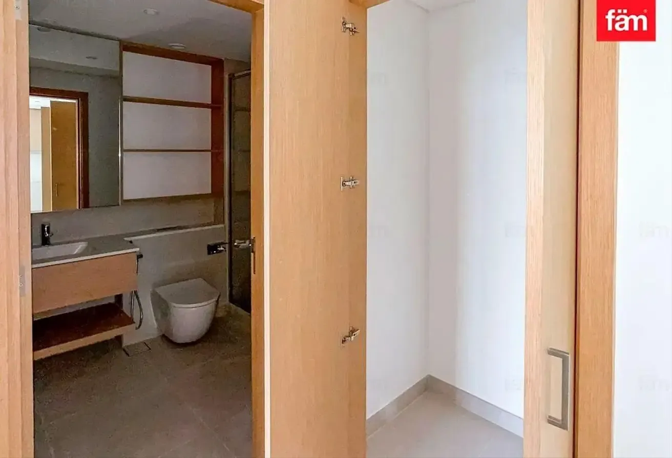 Vacant | Brand New | Chiller Free | Close To Mall