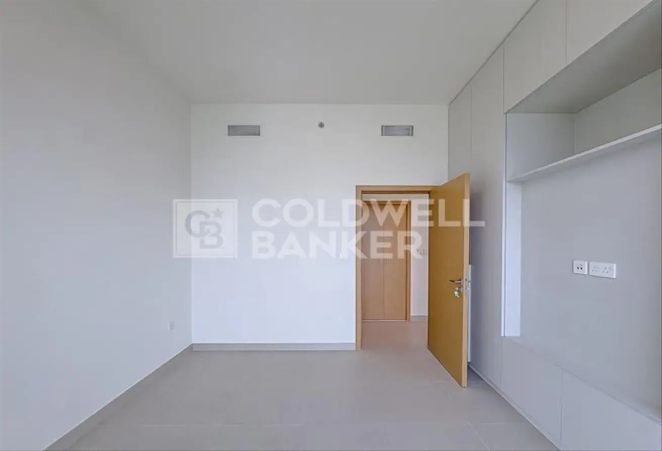 Vacant | Close to Mall | Brand New