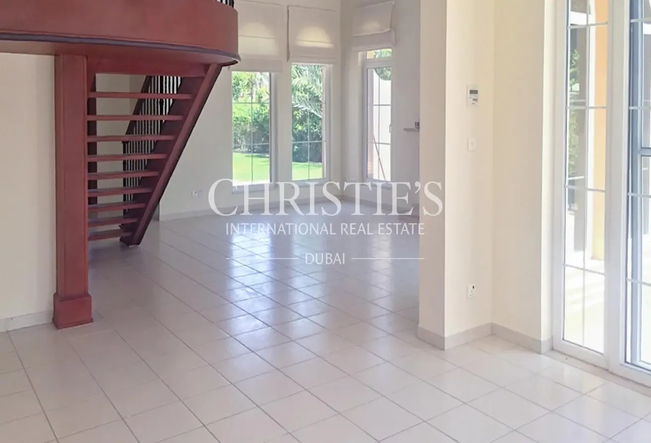 Vacant | Large plot | Near pool | Amazing Villa