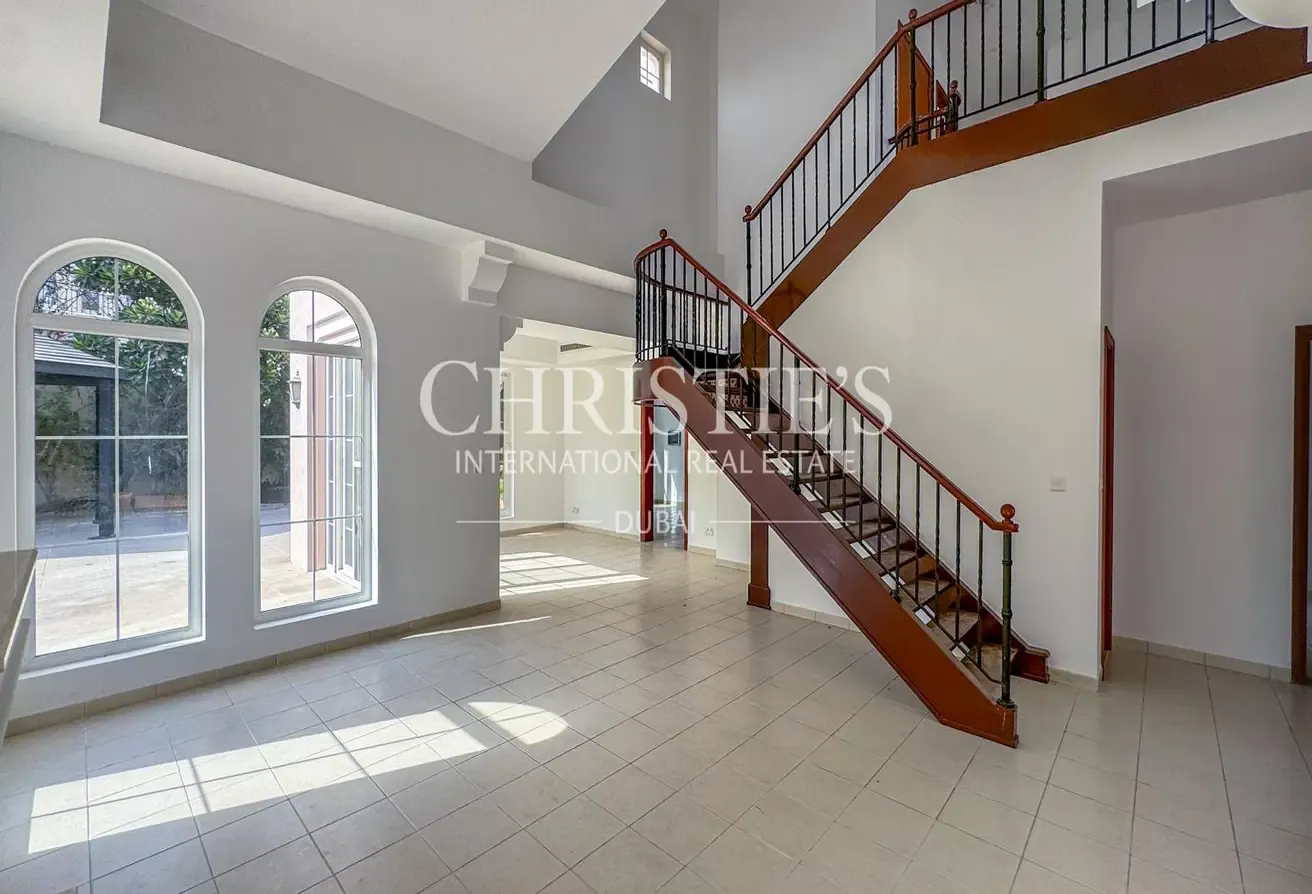 Vacant | Large plot | Near pool | Amazing Villa