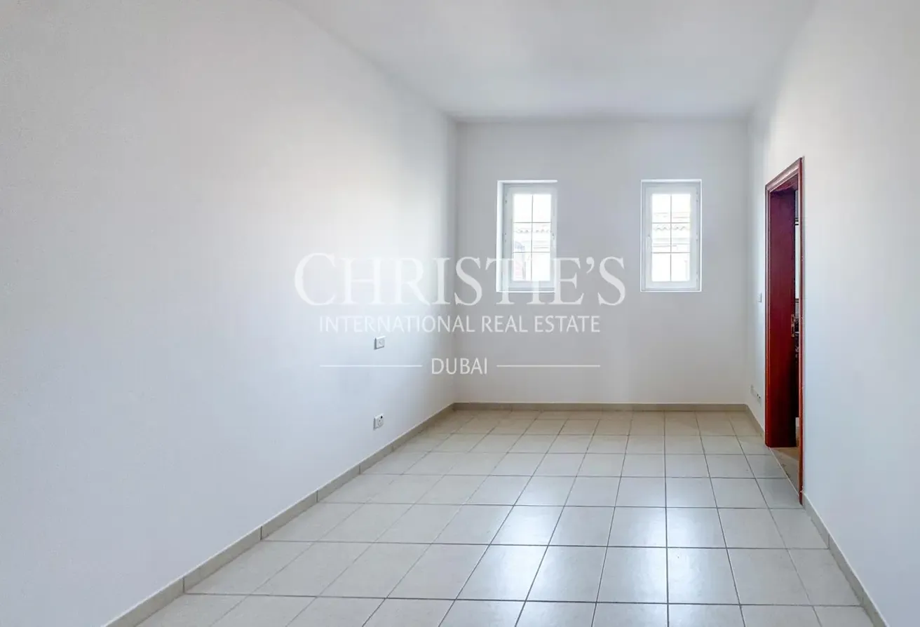 Vacant | Large plot | Near pool | Amazing Villa