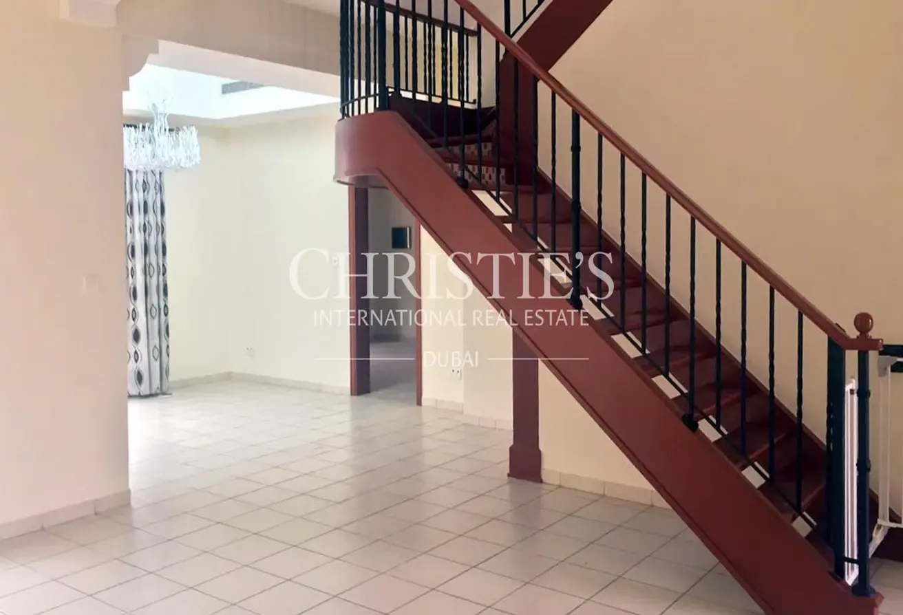 Vacant | Large plot | Near pool | Amazing Villa