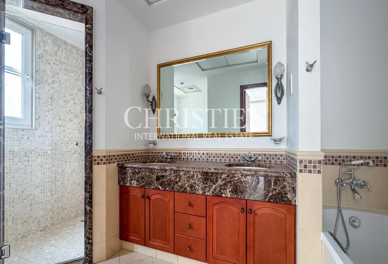 Vacant | Large plot | Near pool | Amazing Villa