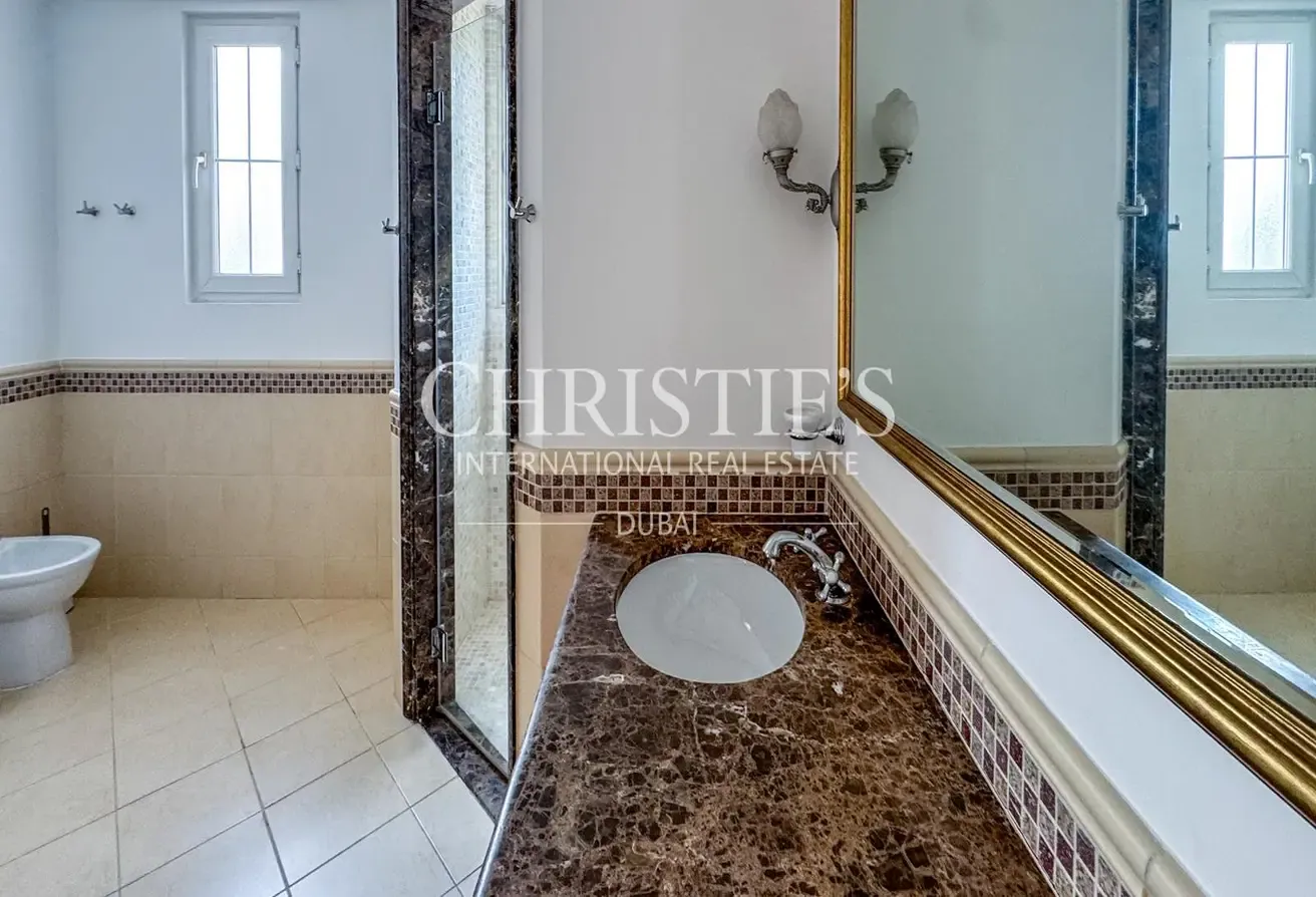 Vacant | Large plot | Near pool | Amazing Villa