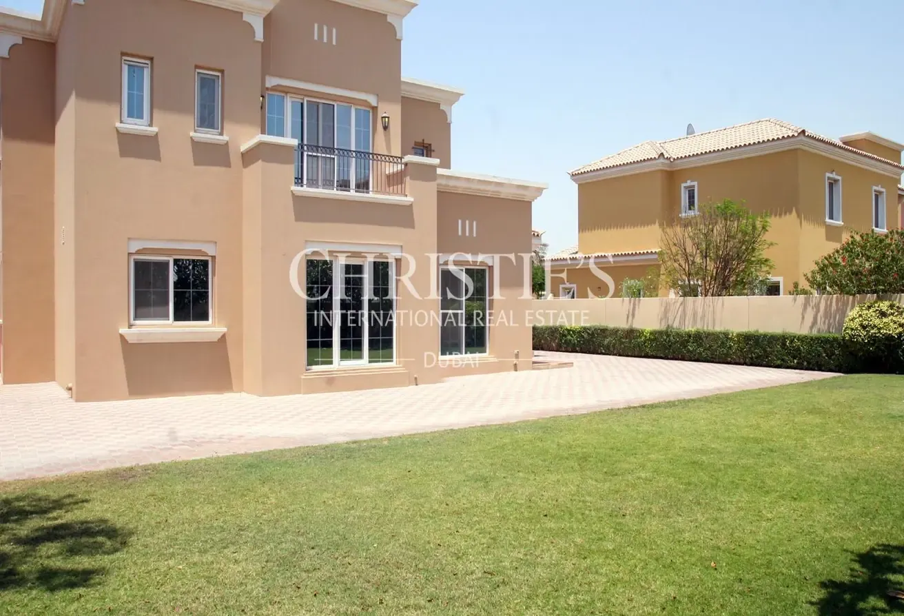 Vacant | Large plot | Near pool | Amazing Villa