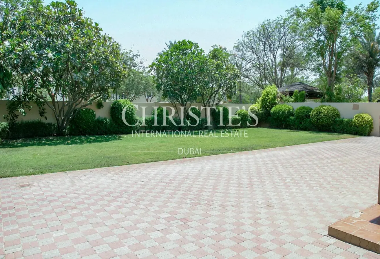 Vacant | Large plot | Near pool | Amazing Villa