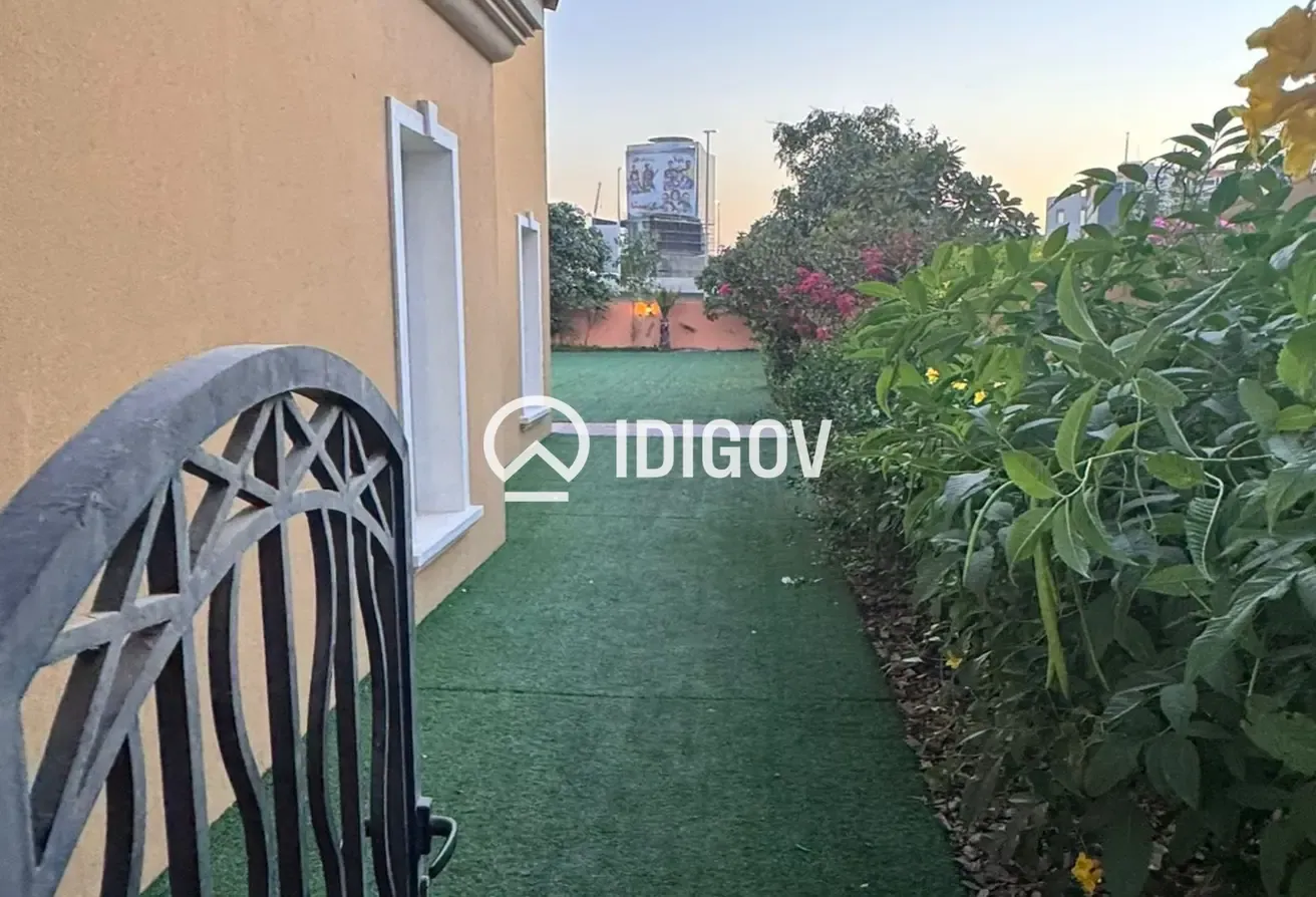 4BR Villa | Vacant| Spacious Lawn |Upgrded Kitchen