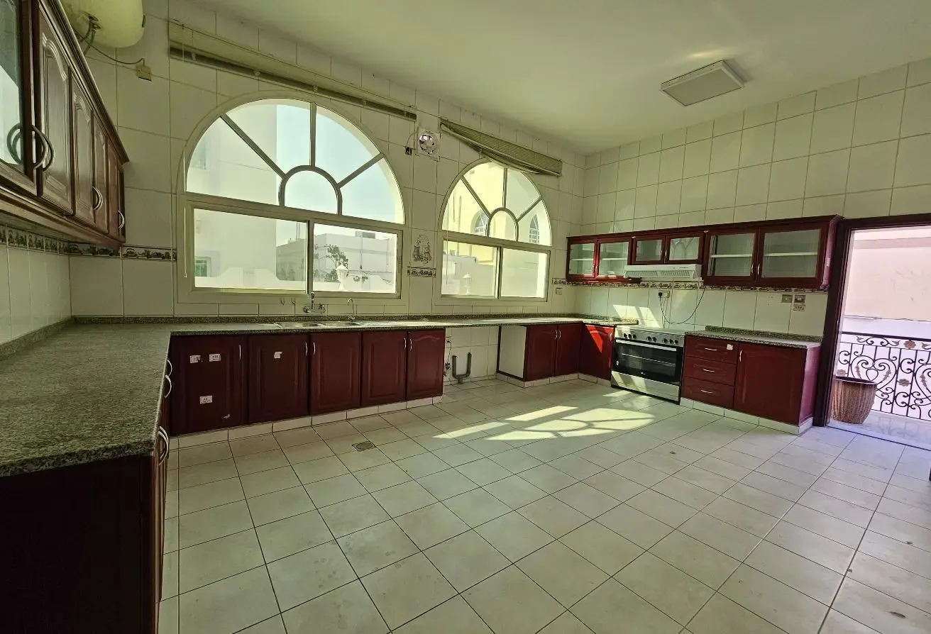 Spacious 4BR | Majilis | Kite beach side