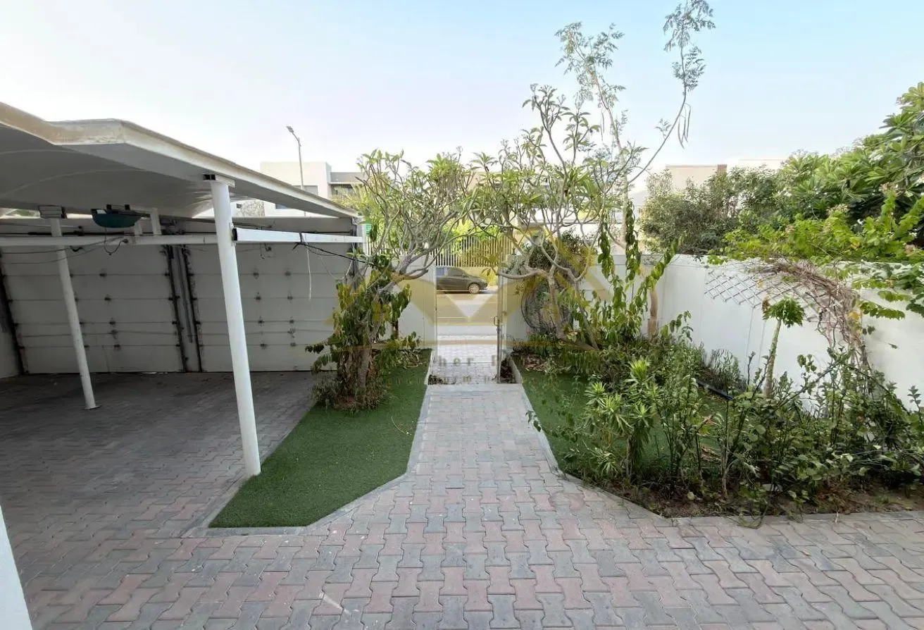 Modern 4 BR Villa with balcony | Neutral tones