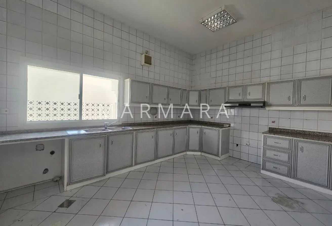Spacious Well Maintained Villa | Garden | Vacant
