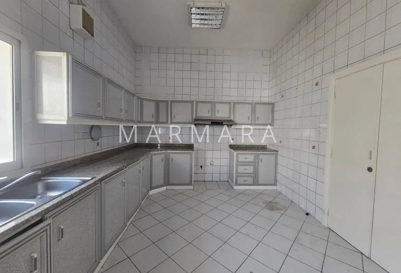 Spacious Well Maintained Villa | Garden | Vacant