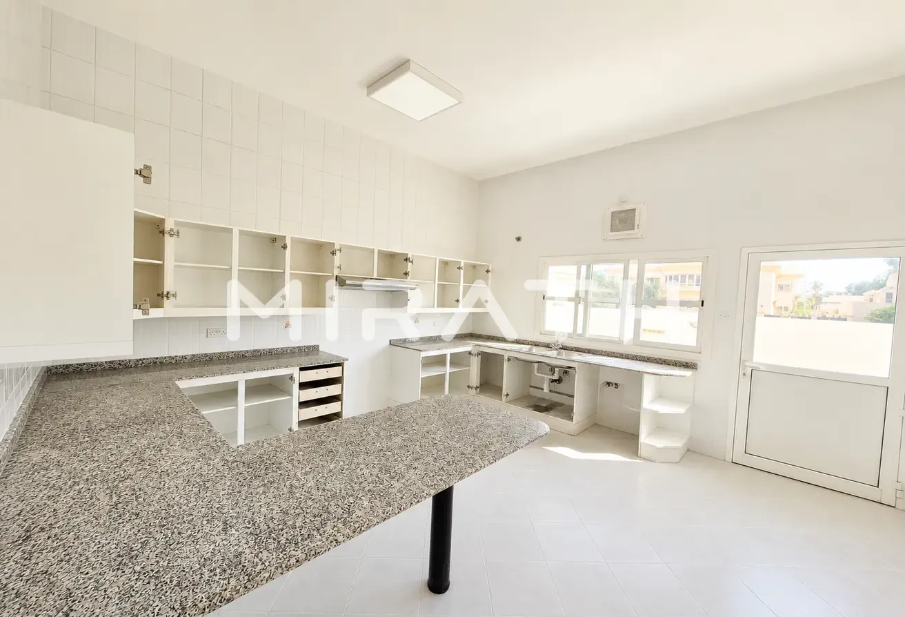 4BR + Private Green |Spacious Independent Villa