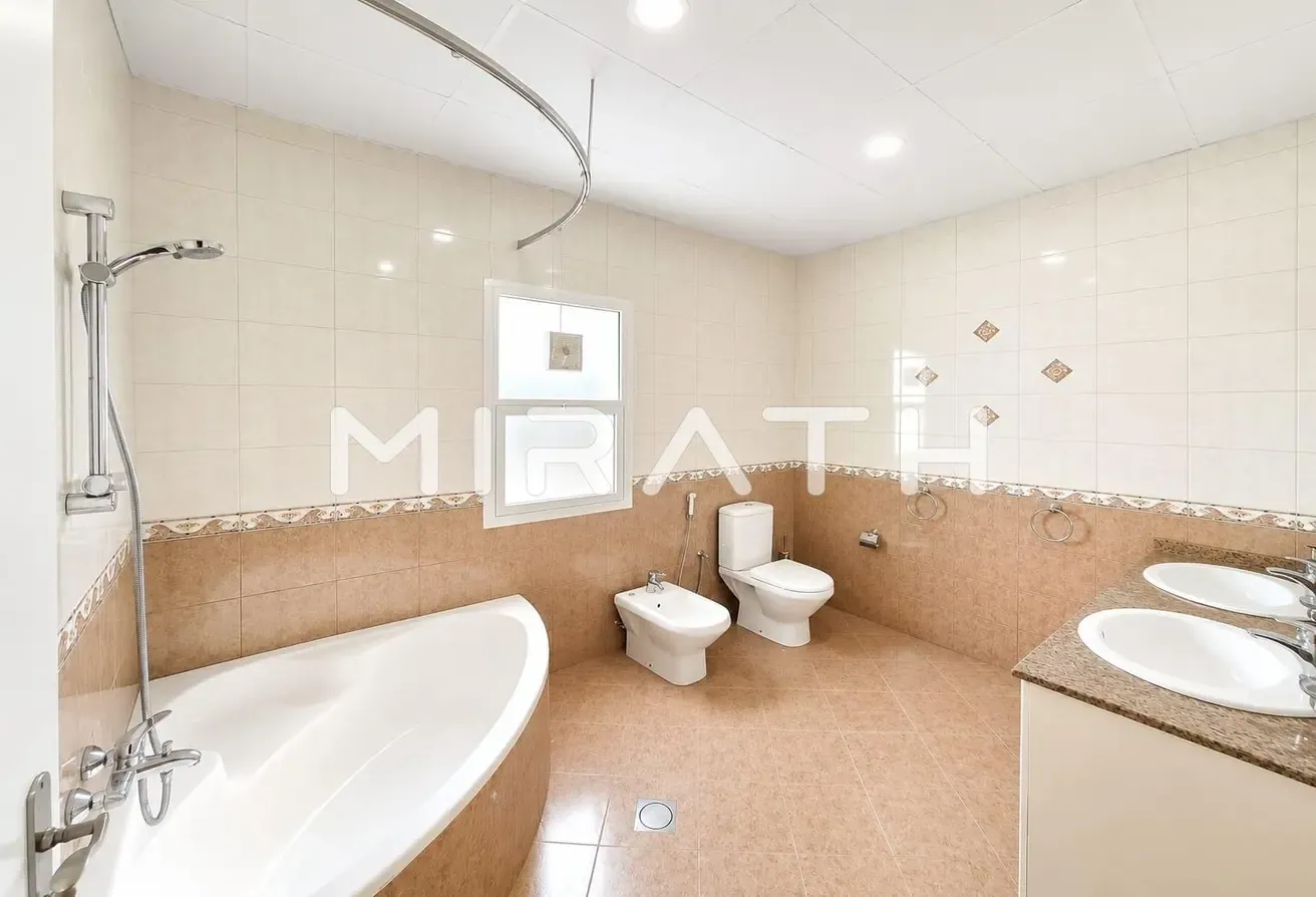 4BR + Private Green |Spacious Independent Villa