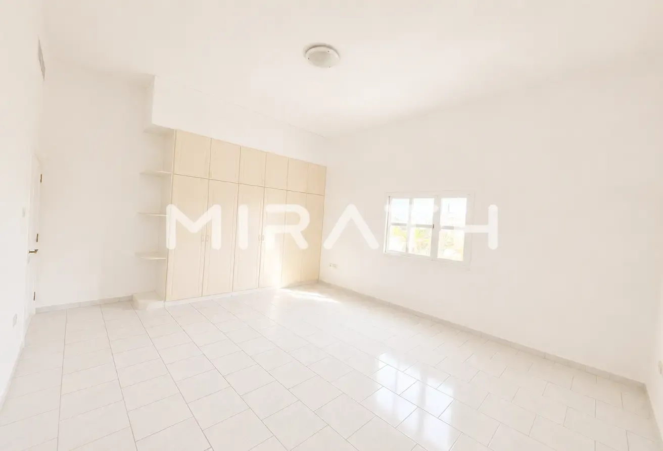 4BR + Private Green |Spacious Independent Villa