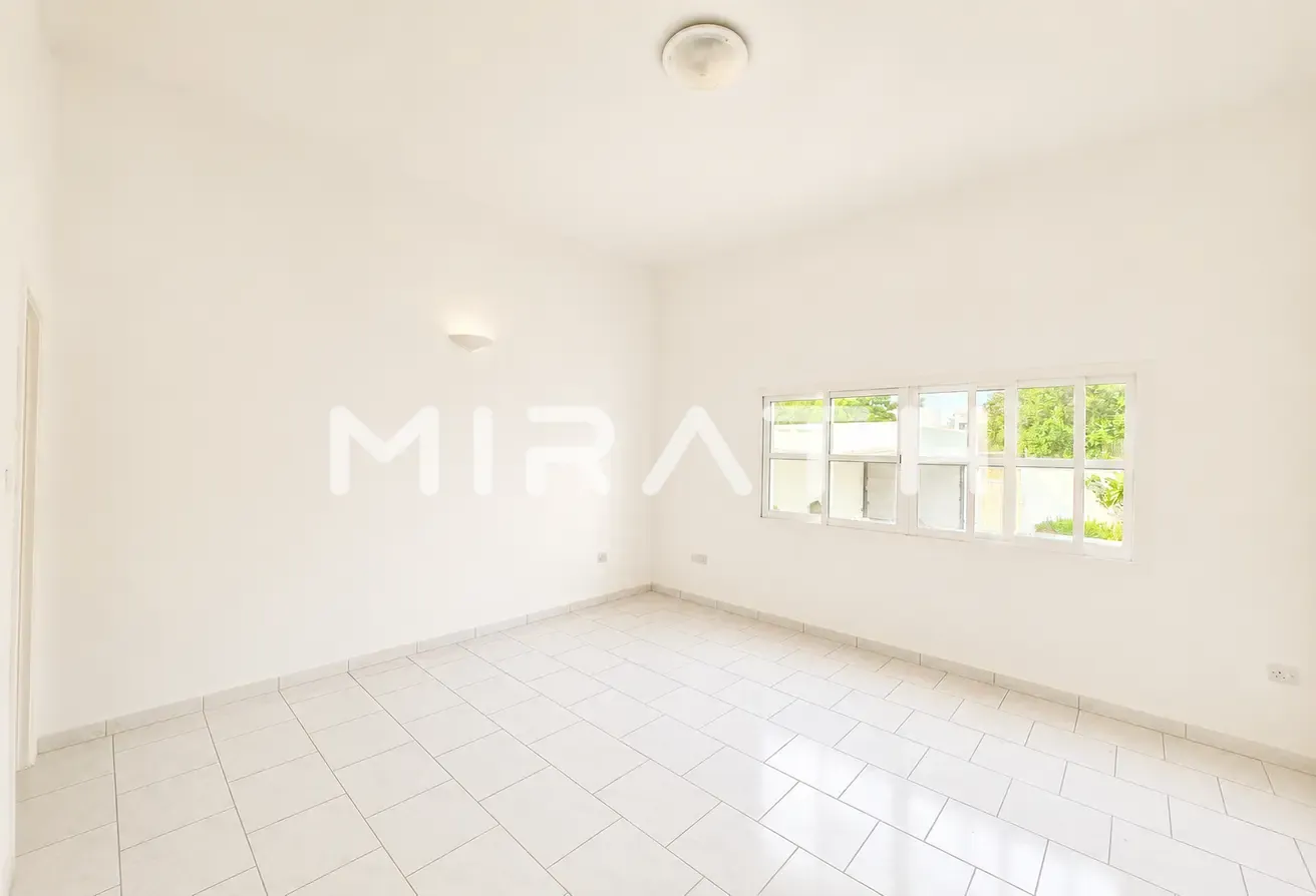 4BR + Private Green |Spacious Independent Villa